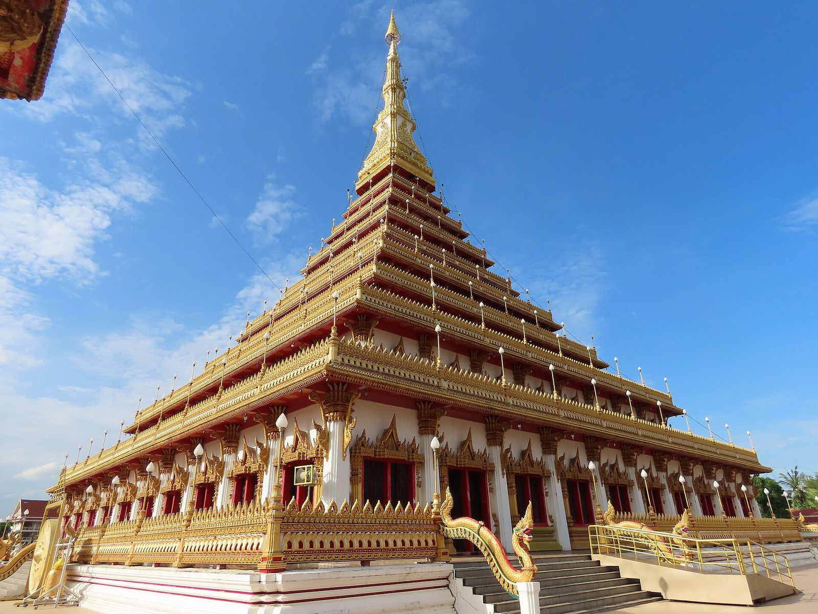 พระมหาธาตุแก่นนคร เจดีย์ 9 ชั้น วัดหนองแวง ขอนแก่น
